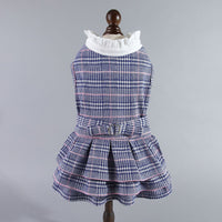 トルソーに着せられたパープルカラーのチェック柄フリルドレス。白のギャザー襟と背中のベルト風デザインがアクセント。三段の重厚なフリルスカートが、お姫様のような上品で優雅なシルエットを立体的に描き出します。