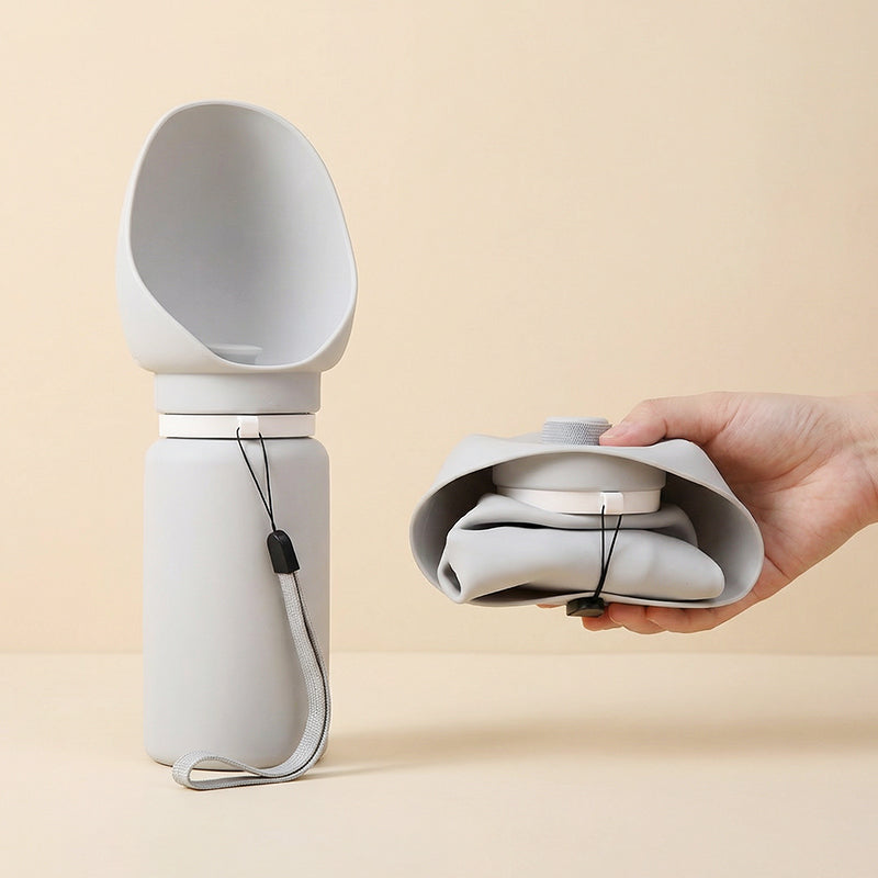 携帯給水ボトルの展開時と折りたたみ時を左右に並べた比較画像。左側には自立した状態の550mlボトル、右側にはトレイを畳んで手のひらサイズになった様子が写っており、形状の変化とコンパクトな収納力を一目で伝えています。