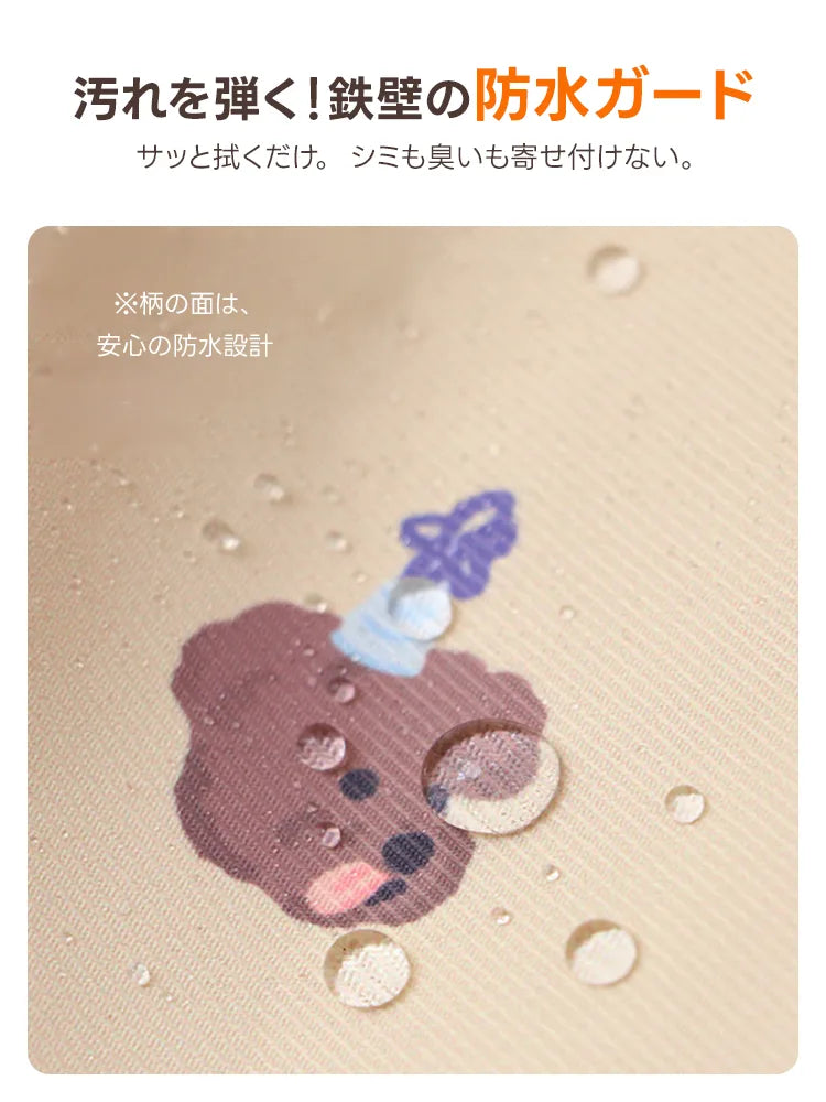 シミや臭いも寄せ付けない安心の防水設計。ペットの食べこぼしや急な雨でも、サッと拭き取るだけでお手入れが完了します。内部への浸透を防ぐことでクッションの耐久性を高め、清潔で衛生的な状態を長くキープできる、ペットオーナーに嬉しい機能です。