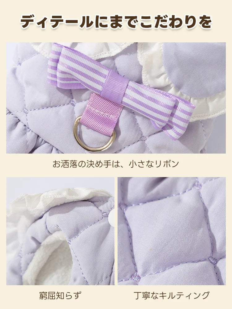  PETTENA selectのキルティングワンピースの細部。背中のストライプ柄リボンとDカン、袖口から見えるふわふわの裏ボア素材、丁寧なキルティング加工など、品質とデザインのこだわりをクローズアップしています。