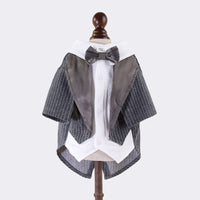 着脱のしやすさを考慮したフロントスナップボタン仕様の犬用フォーマルウェアです。胸元の切り替えデザインが奥行きを生み出し、上質コットンの柔らかな肌触りと高級感のある質感が、愛犬の皮膚を優しく守りながら華やかさを添えます。