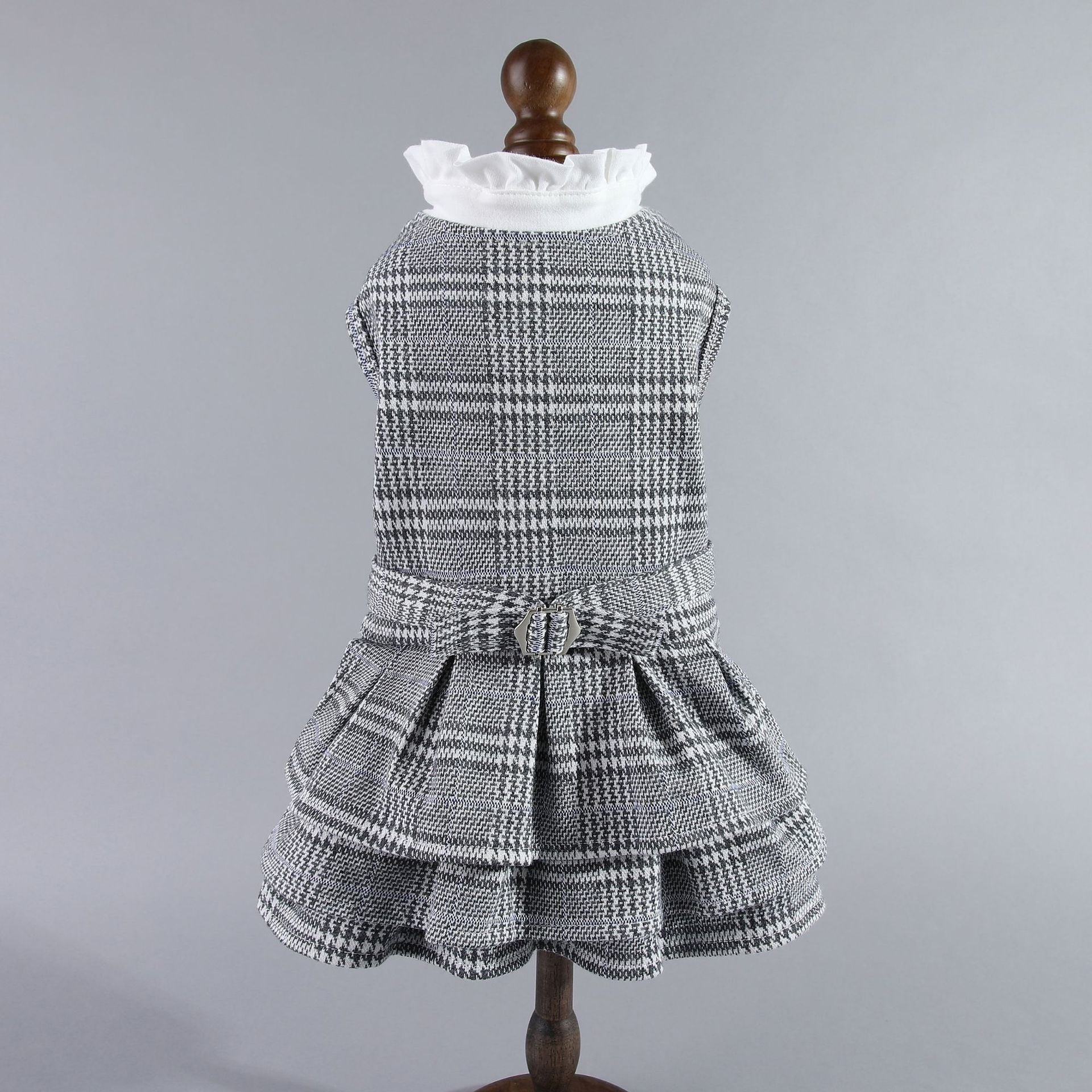 落ち着いたグレーのチェック柄が知的な印象を与えるペット用ドレス。ポリエステル製の標準的なフィット感で、型崩れしにくく美しいフォルムを維持。パーティーや記念日の正装として、愛犬の気品を最大限に引き出します。