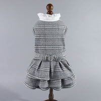 落ち着いたグレーのチェック柄が知的な印象を与えるペット用ドレス。ポリエステル製の標準的なフィット感で、型崩れしにくく美しいフォルムを維持。パーティーや記念日の正装として、愛犬の気品を最大限に引き出します。