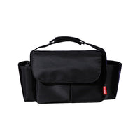 2WAY防水仕様のペットカート用バッグ、ブラック。高品質なナイロン素材感と機能的なポケット配置が魅力。散歩中の利便性とデザイン性を両立し、都会的なお出かけシーンにマッチする、おすすめの犬用アクセサリー。