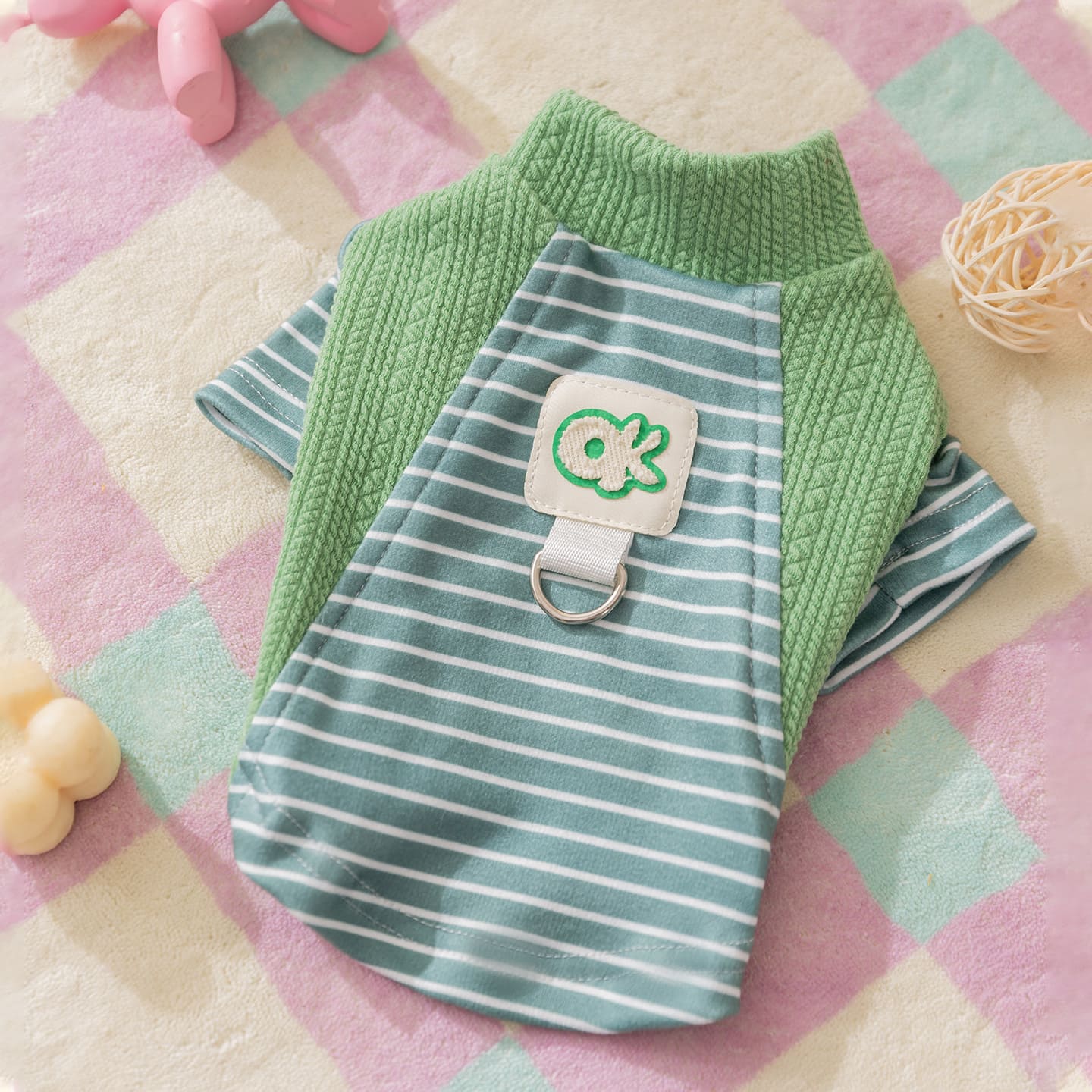  リードを直接繋げる便利なDカン付きで散歩準備が楽になる、秋冬の寒さ対策に最適なグリーンのボーダー柄保温インナー。