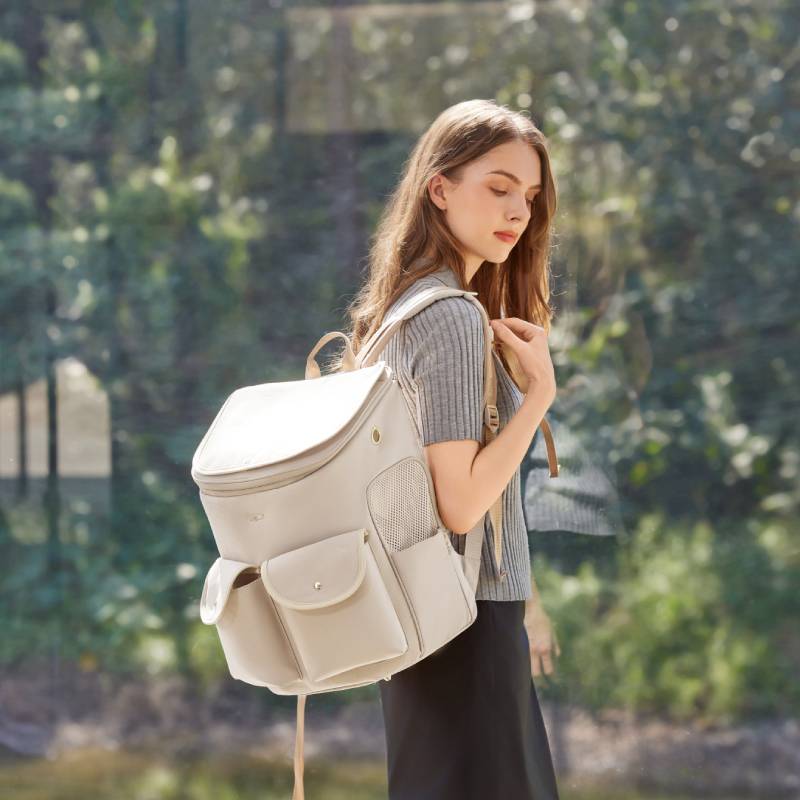 女性の普段着に馴染むHIYORIペットリュック。機能性だけでなく、持つ人のスタイルを引き立てるデザインで、毎日のお出かけに最適。