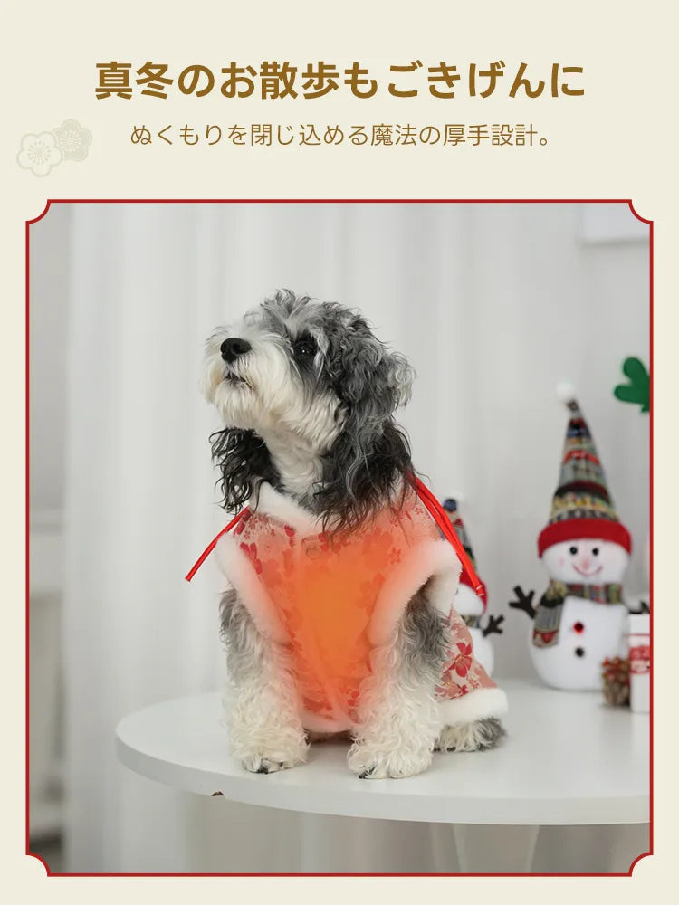 厚手設計でぬくもりを閉じ込める、ペット用の和柄ファーベスト。鮮やかなオレンジ色が冬の景色に映え、寒がりのワンちゃんでも真冬のお散歩を暖かく楽しめる一着です。