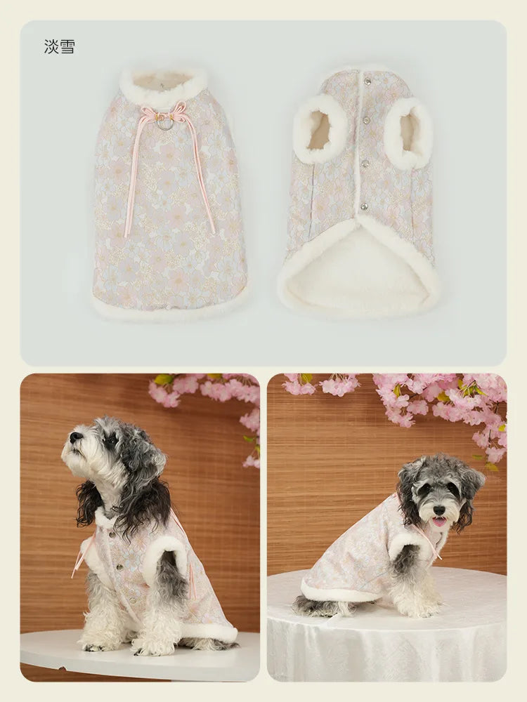 お祝いの席にぴったりな祝い淡雪色のペット用防寒ベスト。厚手の生地が体温をしっかり保ち、縁起の良い紅白の組み合わせが、新年の挨拶やハレの日の装いを格上げします。