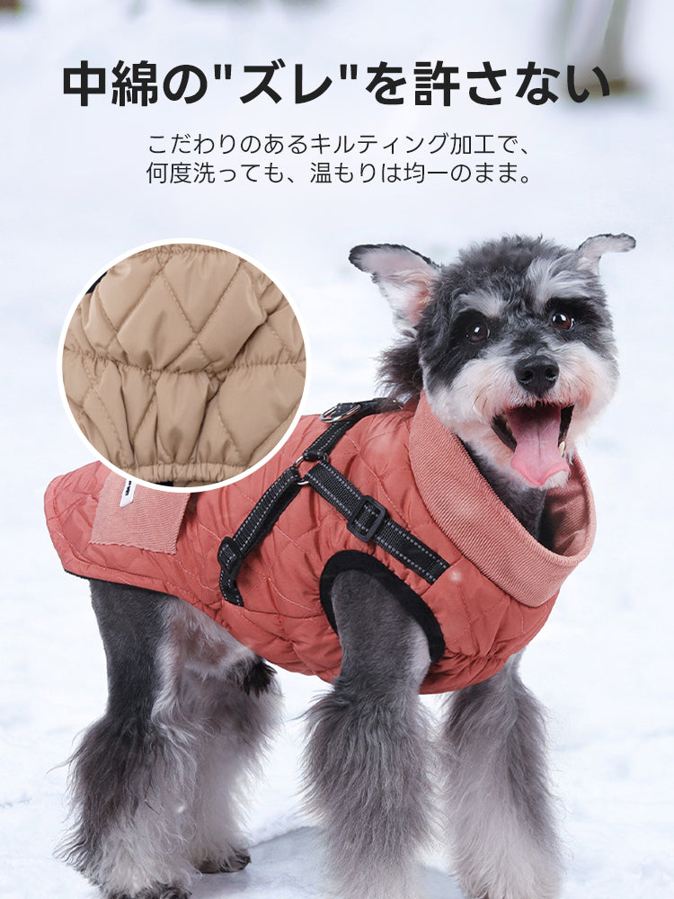 ダイヤ柄コットンベストのテラコッタピンク、中綿のズレを防ぐ緻密なキルティング加工の拡大図と雪中の着用イメージ。