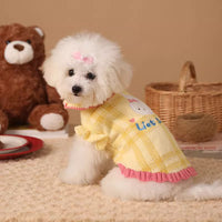  暗くなりがちな冬の散歩道を明るく彩る、パステル調のドッグウェア。伸縮性のあるニット素材が、愛犬のリラックスタイムや外出を快適にします。