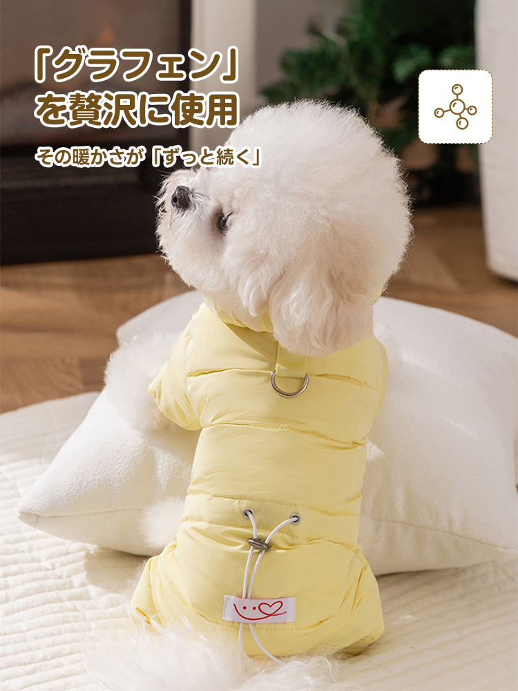 鮮やかなイエローの背中開きダウンジャケット。サイズ調整可能なドローコードと便利なリード用Dカンが付いた、機能的な後ろ姿です。