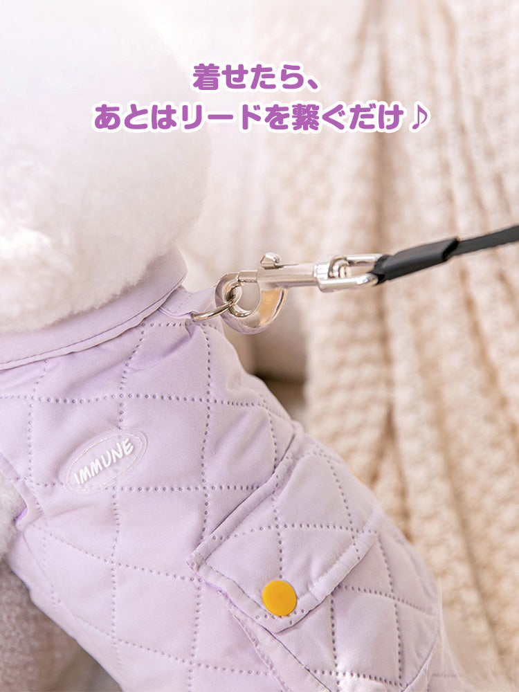 着せた後はリードを繋ぐだけで散歩に行ける、ハーネス一体型の犬用ベスト。重ね着の手間を省き、愛犬と飼い主の準備時間を短縮します。