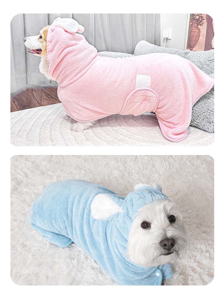 活発な犬でも動きやすい立体裁断デザイン。背中からお尻までしっかりカバーし、吸水面積を広げた実際の着用事例。