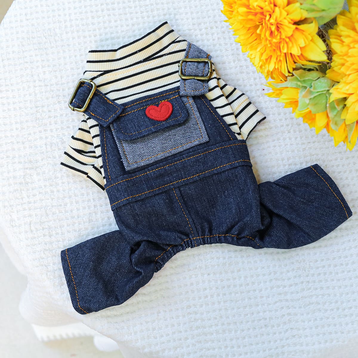 トレンドのボーダー柄とデニムを組み合わせた、赤いハートが特徴のペット用オーバーオール。デザイン性だけでなく、アクティブな動きやおトイレに対応した機能的な形状で、日々のお散歩やお出かけに最適な一着です。