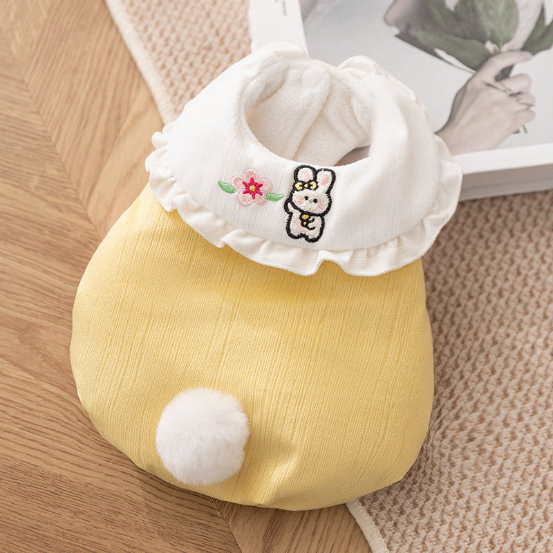 うさぎの刺繍とフリル襟が特徴的なイエローの犬猫兼用ベスト。表面に風合いのある生地を使用し、細部まで凝ったデザインが愛犬・愛猫の可愛さを最大限に引き出します。