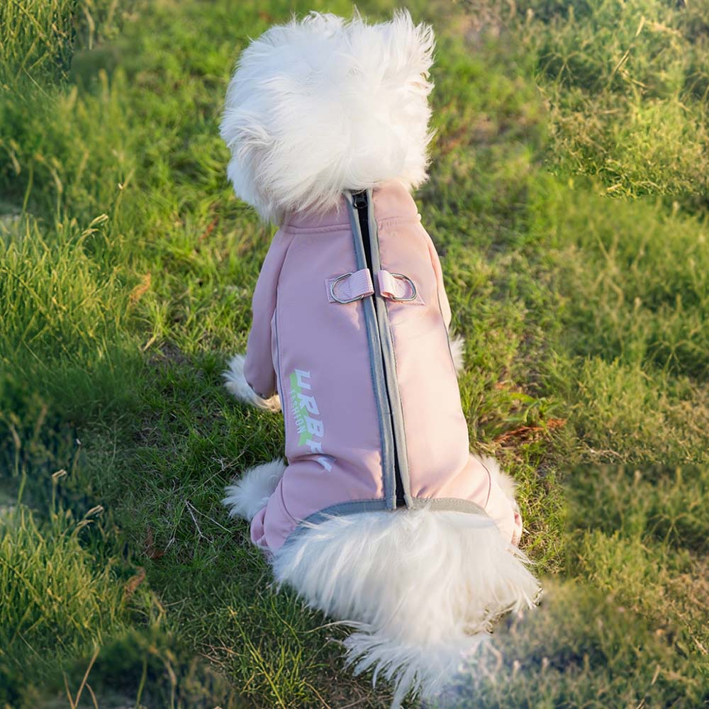 ピンク色の背中開き防水ドッグウェアの後ろ姿。リードフック一体型で重ね着の手間を省き、雨の日や夜間の散歩でも安全性を確保する機能的な秋冬用アウトドアペット服