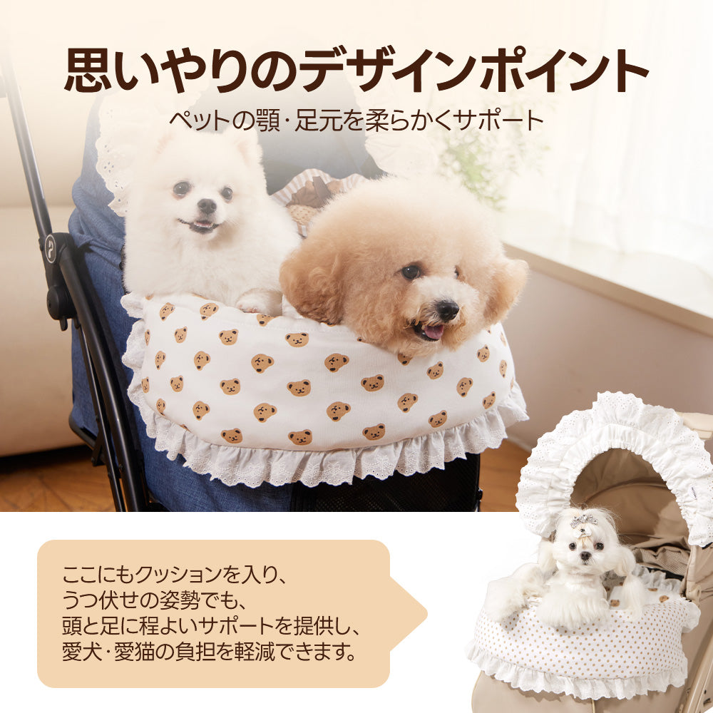 PETTENAベアプリントクッショ、 2匹の小型犬がカートの縁のクッションに顎を乗せてリラックスしている。うつ伏せ姿勢でも首や足への負担が少ない、ふっくらとした設計ポイントを紹介。