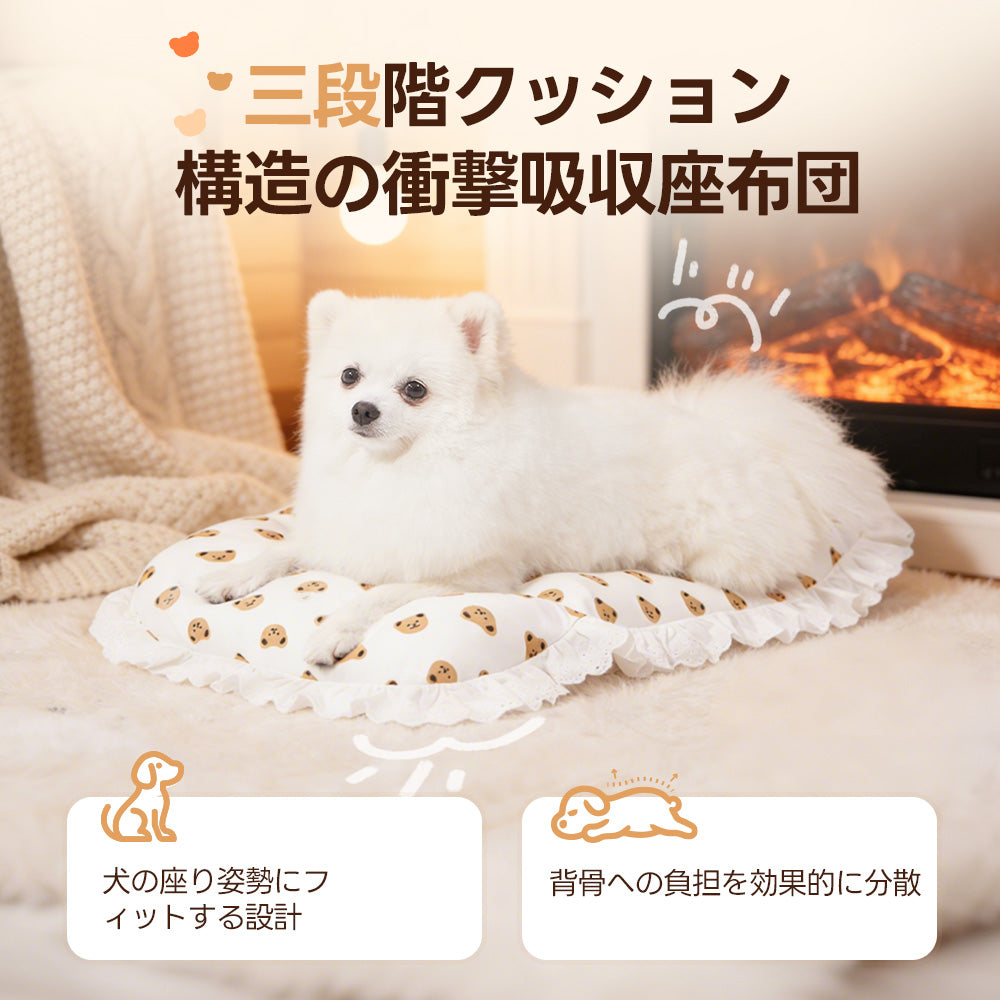 PETTENAベアプリントクッショ、暖炉の前で座る白い犬。クッションが犬の体のカーブに合わせて変形し、フィットしている仕組みを図解。衝撃を吸収する3層構造の断面図。