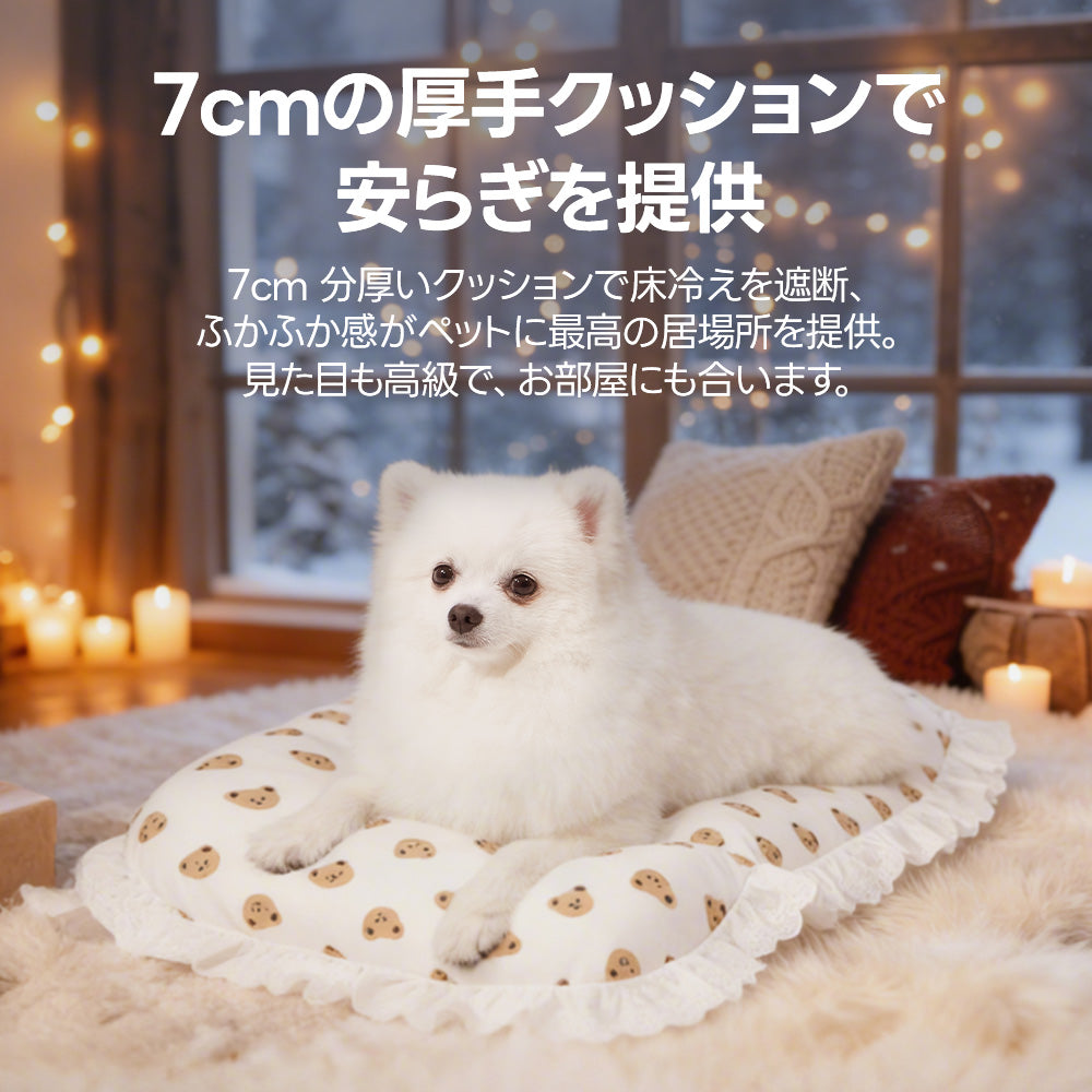 PETTENAベアプリントクッショ、暖かな照明の部屋で、白いポメラニアンが厚さ7cmのクッションの上でくつろいでいる。床からの冷気を防ぎ、愛犬が高い位置で安らぐ様子。