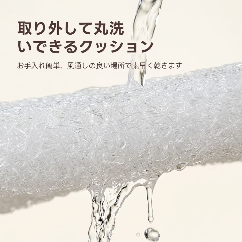 中材まで丸洗いできるPETTENAエアファイバークッションの洗浄風景。水が通り抜ける様子で通気性と速乾性の高さを視覚化し、「取り外して丸洗いできるクッション」という機能的メリットと、お手入れが簡単であるというユーザー利便性を強調しています。