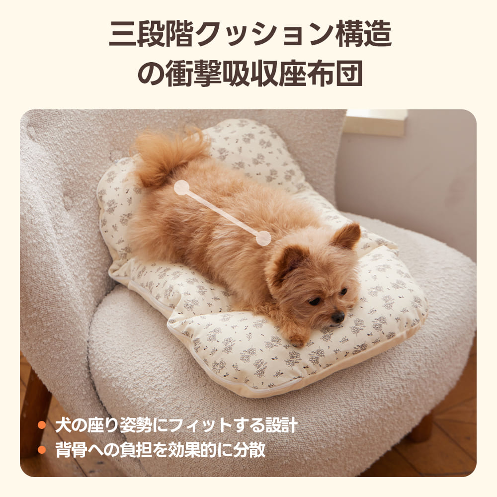 三段階構造で走行中の衝撃を吸収するペットカート用座布団。愛犬の背骨や腰への負担を効果的に分散させる設計で、シニア犬や関節の弱いペットにも優しい、揺れに強い乗り心地です。