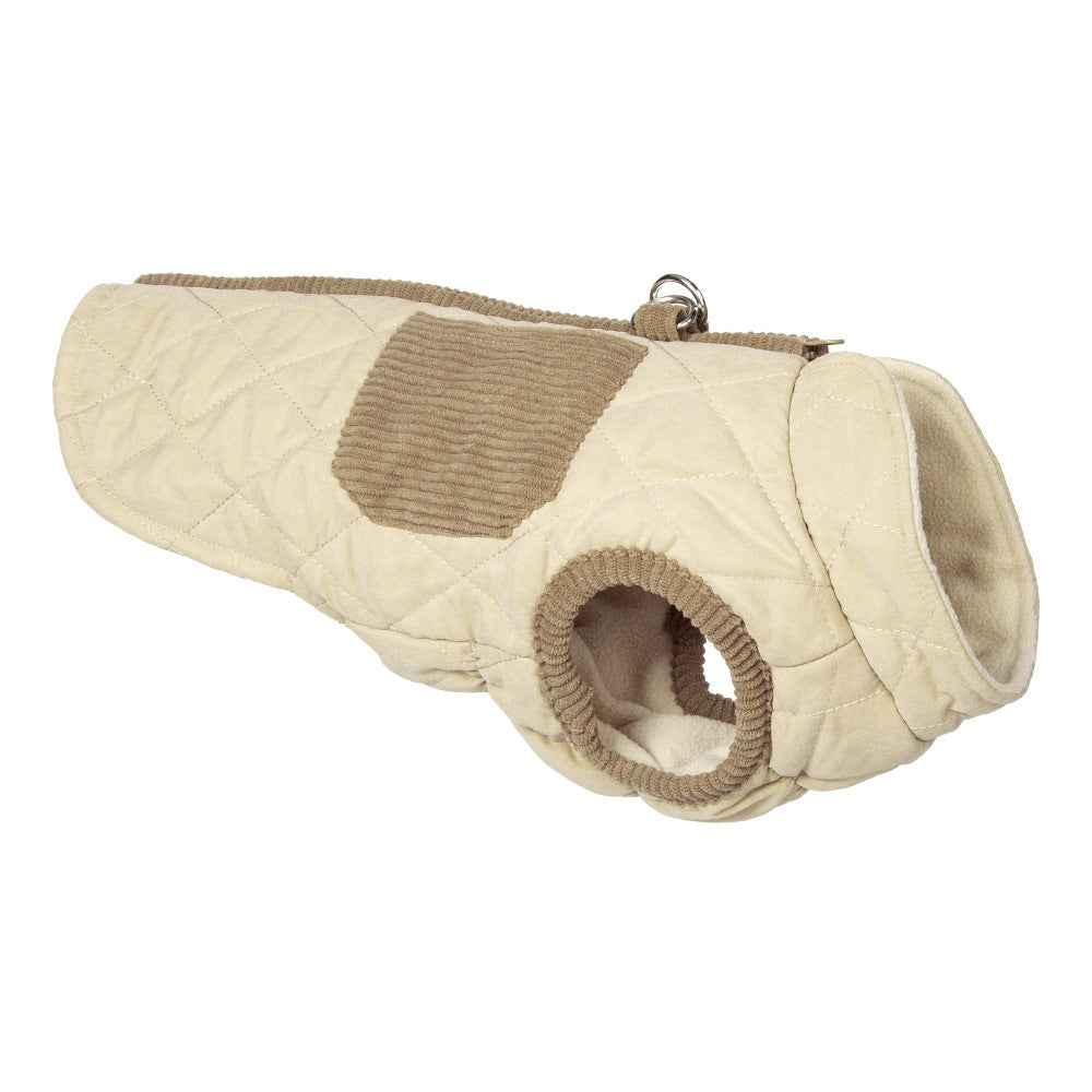 PETTENAのあったか厚手ベスト（ベージュ）。キルティングと裏起毛を組み合わせた高い保温性と、ハーネス不要の一体型Dカンが特徴。シンプルで上品なデザインは、冬のお出かけやドッグランでの防寒対策に最適で、機能性も抜群です。